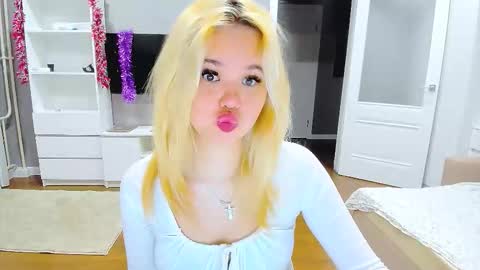 Snapshot of miss__selena chatting on 12/15/25, 09:08 miss__selena online show from 12/15/25, 09:08