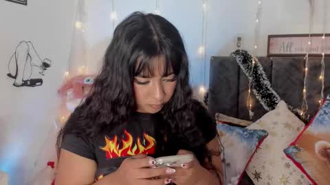 Snapshot of miss_brunette_ chatting on 12/19/25, 01:01 lucy 3 online show from 12/19/25, 01:01