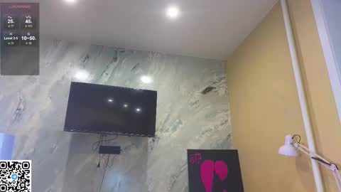 Snapshot of miss_bubbles chatting on 10/31/25, 11:28 Sandy online show from 10/31/25, 11:28