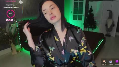 Snapshot of miss_elias chatting on 12/19/25, 03:19 Elia online show from 12/19/25, 03:19