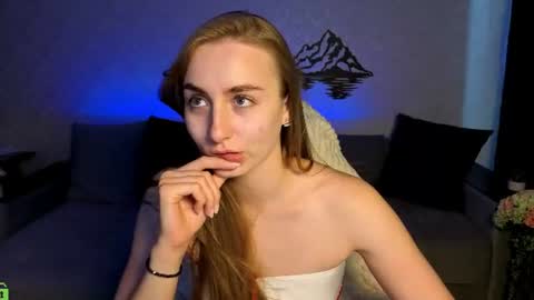 Snapshot of miss_emily19 chatting on 06/20/26, 08:39 Emily online show from 06/20/26, 08:39