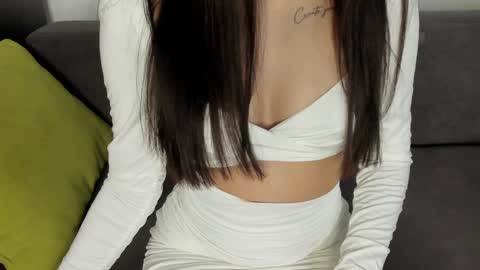 Snapshot of miss_emilyy chatting on 01/08/25, 04:22 Emily online show from 01/08/25, 04:22