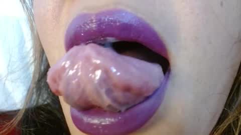 Snapshot of miss_evoleth2 chatting on 11/19/25, 05:02 Miss Evoleth online show from 11/19/25, 05:02