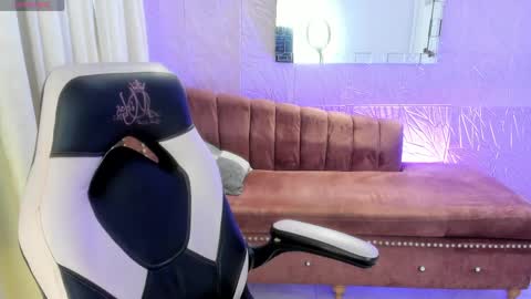 Snapshot of miss_isabella_m chatting on 04/30/26, 02:01 Isabella online show from 04/30/26, 02:01