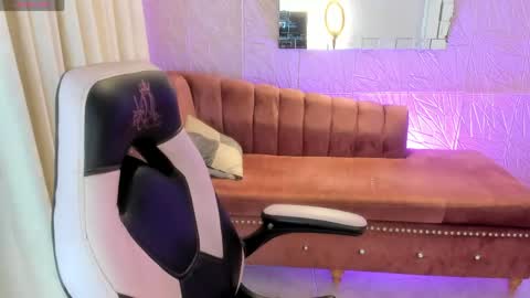 Snapshot of miss_isabella_m chatting on 05/13/26, 12:02 Isabella online show from 05/13/26, 12:02