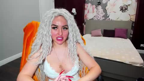 Snapshot of miss_kiten chatting on 09/17/25, 10:33 miss_kiten online show from 09/17/25, 10:33