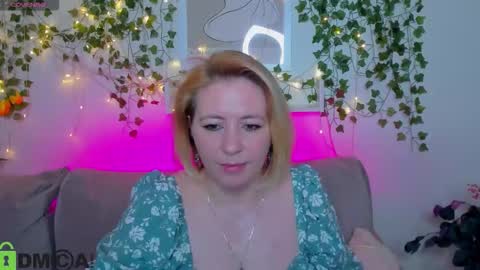 miss_lisaa online show from 11/15/25, 02:53