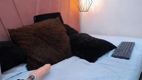 mia online show from 11/26/25, 11:33