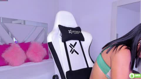 Snapshot of miss_megan__ chatting on 12/23/24, 01:35 online show from 12/23/24, 01:35