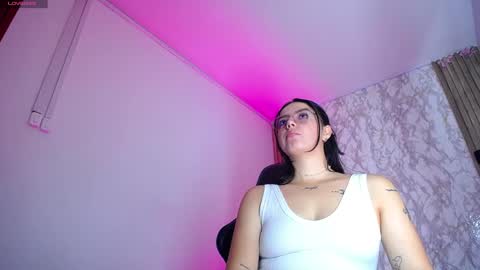 Snapshot of miss_merlin_ chatting on 04/19/26, 04:23 Merlin online show from 04/19/26, 04:23