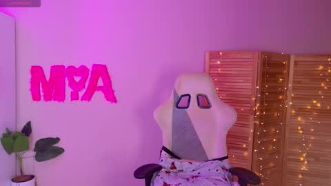 Snapshot of miss_mia_meow chatting on 09/18/25, 04:36 Mamma Mia online show from 09/18/25, 04:36