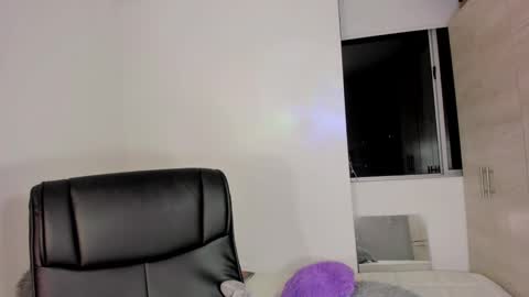 Snapshot of miss_myers chatting on 01/18/25, 06:24 Goddess Myers thumb up is important for me kisses online show from 01/18/25, 06:24