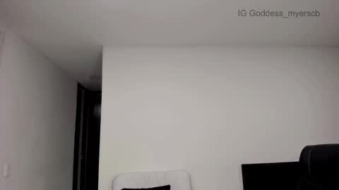 Snapshot of miss_myers chatting on 10/10/25, 11:15 Goddess Myers thumb up is important for me kisses online show from 10/10/25, 11:15