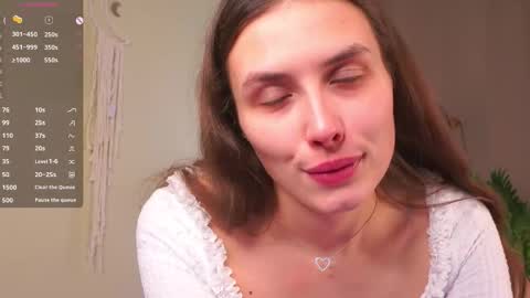 Snapshot of miss_quiz chatting on 11/28/25, 06:05 Leonor online show from 11/28/25, 06:05