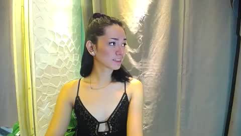 Snapshot of miss_rona_xoxo chatting on 03/27/26, 01:33 Rona online show from 03/27/26, 01:33
