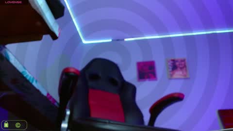 Snapshot of miss_scarllet chatting on 01/16/25, 04:07    100 thumbs up online show from 01/16/25, 04:07