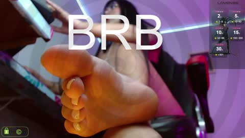 Snapshot of miss_scarllet chatting on 01/17/25, 01:03    100 thumbs up online show from 01/17/25, 01:03