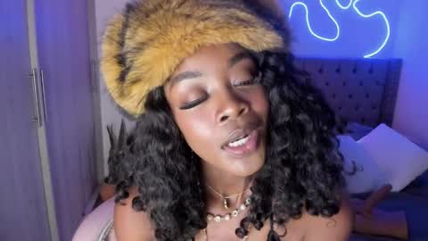 Snapshot of miss_west chatting on 01/15/25, 07:15 Tay Tay Independent Model   online show from 01/15/25, 07:15