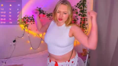 Snapshot of miss_you_babe chatting on 11/12/25, 09:58 Tina Julie online show from 11/12/25, 09:58