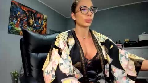 Snapshot of missale chatting on 11/28/25, 08:44 Alesyamuscledoll online show from 11/28/25, 08:44