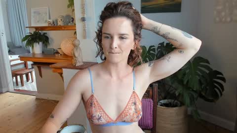 Alexandra Thorn online show from 02/05/26, 10:53