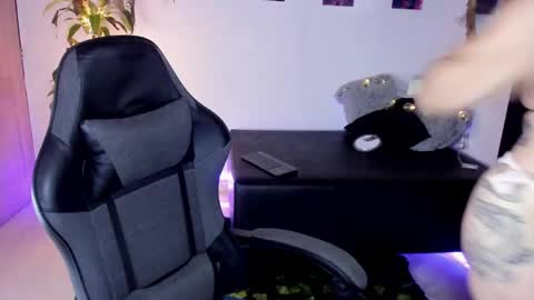 Snapshot of misscharlottte_18 chatting on 12/20/24, 03:58 Missy Charlottte.  Hey remember to give me a thumbs up ty online show from 12/20/24, 03:58