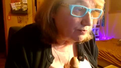 Snapshot of misskittyfox chatting on 04/14/26, 05:02 MissKittyFox online show from 04/14/26, 05:02