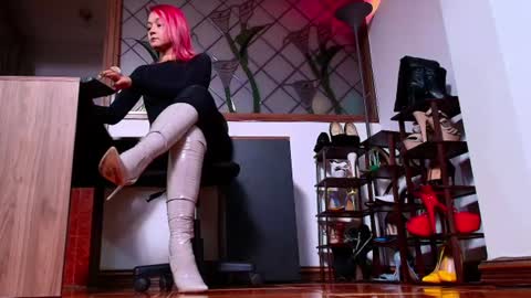 Snapshot of missmabelle_ chatting on 06/17/26, 02:47 Im Valentina online show from 06/17/26, 02:47