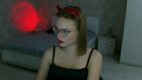 Snapshot of missmariat chatting on 10/26/25, 04:13 OneGoddess online show from 10/26/25, 04:13