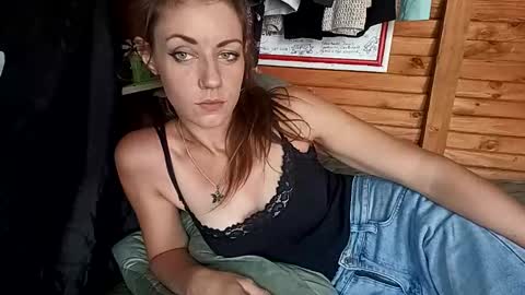 Snapshot of missmeandre chatting on 04/11/26, 09:35 4bdn couple online show from 04/11/26, 09:35