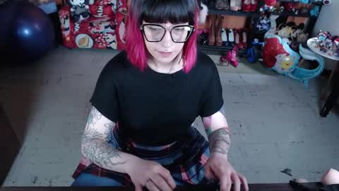 Miss Mia online show from 11/25/25, 01:11