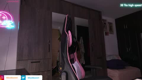 Snapshot of missmoonn chatting on 04/15/26, 06:37 MissMoon online show from 04/15/26, 06:37