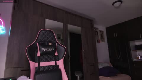 Snapshot of missmoonn chatting on 04/18/26, 06:23 MissMoon online show from 04/18/26, 06:23