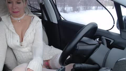 Snapshot of missofkiss chatting on 12/10/24, 11:54 Olenka online show from 12/10/24, 11:54