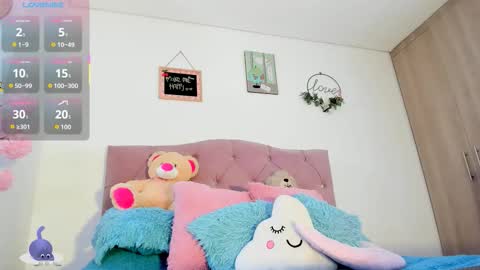 ... Independent model online show from 10/18/25, 03:09