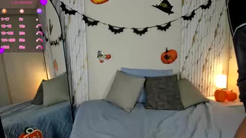 missvioleet online show from 10/28/25, 05:26