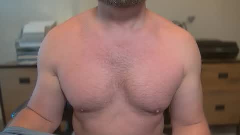 Snapshot of mister_dilf chatting on 05/26/26, 04:47 MISTER DILF online show from 05/26/26, 04:47
