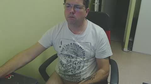 Snapshot of mistercoeur1 chatting on 12/11/24, 04:42 mistercoeur online show from 12/11/24, 04:42