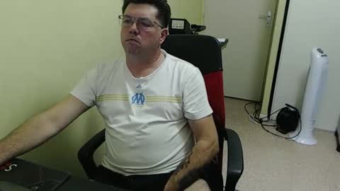 Snapshot of mistercoeur1 chatting on 10/14/25, 08:42 mistercoeur online show from 10/14/25, 08:42