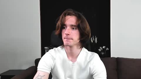 Snapshot of misterhult chatting on 03/11/25, 12:39 My name is Anton Bogatyrev online show from 03/11/25, 12:39