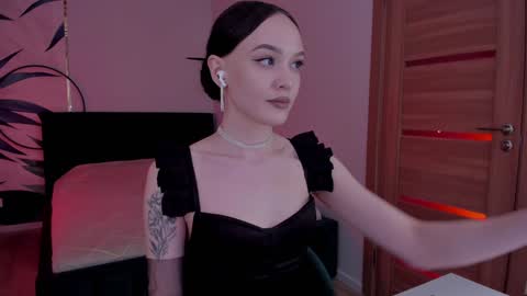 Snapshot of mistress_mialibra chatting on 12/25/24, 01:53 Mistress Mia online show from 12/25/24, 01:53