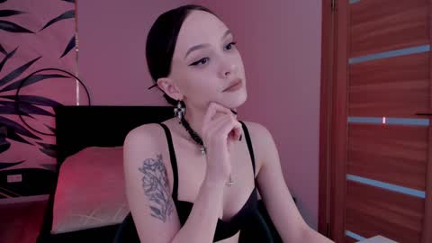 Snapshot of mistress_mialibra chatting on 02/04/25, 12:00 Mistress Mia online show from 02/04/25, 12:00