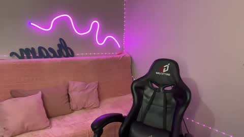 Snapshot of mistress_of_hearts chatting on 11/05/25, 05:29 Mia online show from 11/05/25, 05:29