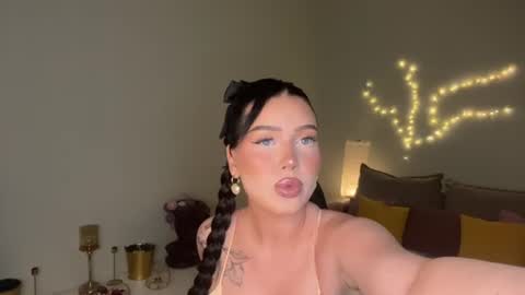 Snapshot of mistress_of_hearts chatting on 07/11/26, 02:09 Mia online show from 07/11/26, 02:09