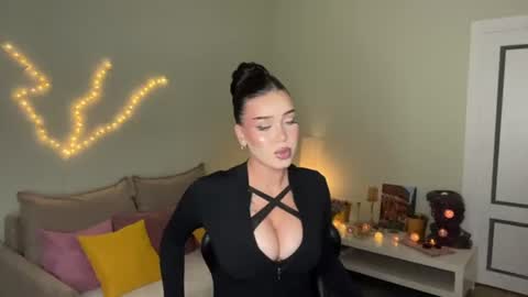 Snapshot of mistress_of_hearts chatting on 07/21/26, 02:30 Mia online show from 07/21/26, 02:30