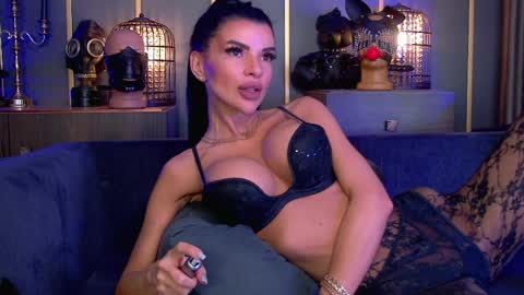 Snapshot of mistresselenia chatting on 03/27/26, 01:33 Elenia online show from 03/27/26, 01:33