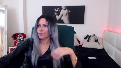Snapshot of mistressevelyn_ chatting on 12/10/24, 06:44 MistressEvelyn  online show from 12/10/24, 06:44
