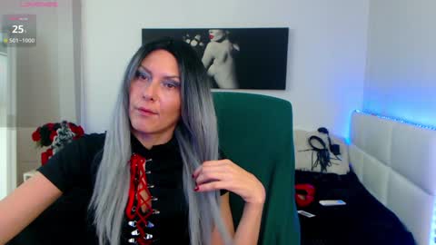 Snapshot of mistressevelyn_ chatting on 12/19/24, 06:01 MistressEvelyn  online show from 12/19/24, 06:01