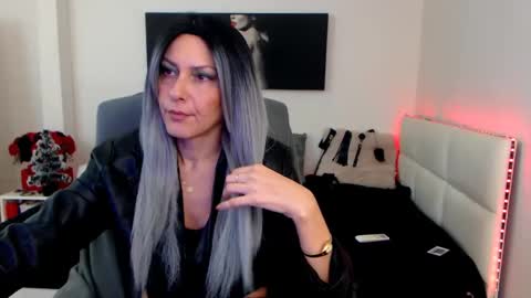 Snapshot of mistressevelyn_ chatting on 12/23/24, 06:11 MistressEvelyn  online show from 12/23/24, 06:11