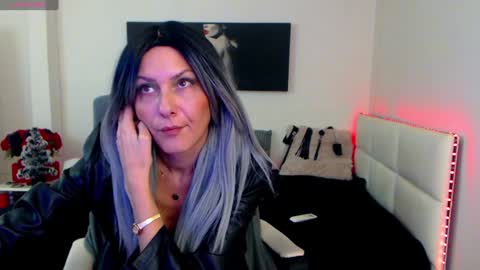 Snapshot of mistressevelyn_ chatting on 12/23/24, 01:03 MistressEvelyn  online show from 12/23/24, 01:03